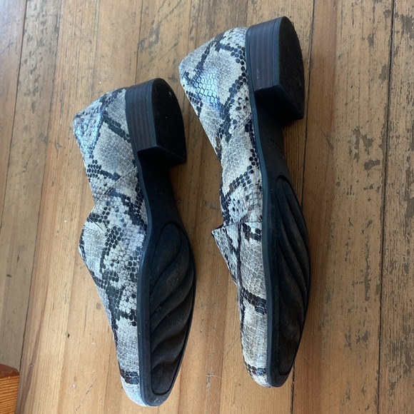 Clark's Collection Juliet Snakeskin Palm flats - 8.5 - Picture 2 of 4